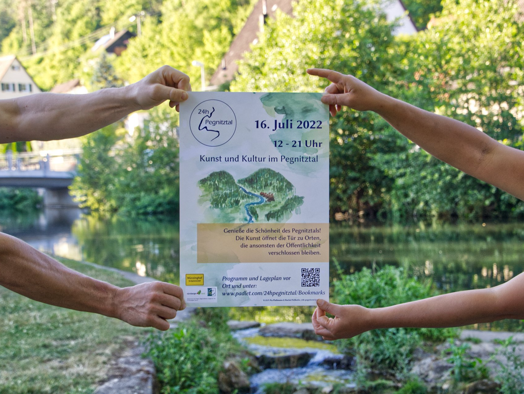 Plakat 24h Pegnitztal Zwei hängen halten das Plakat der Veranstaltung 24h Pegnitztal