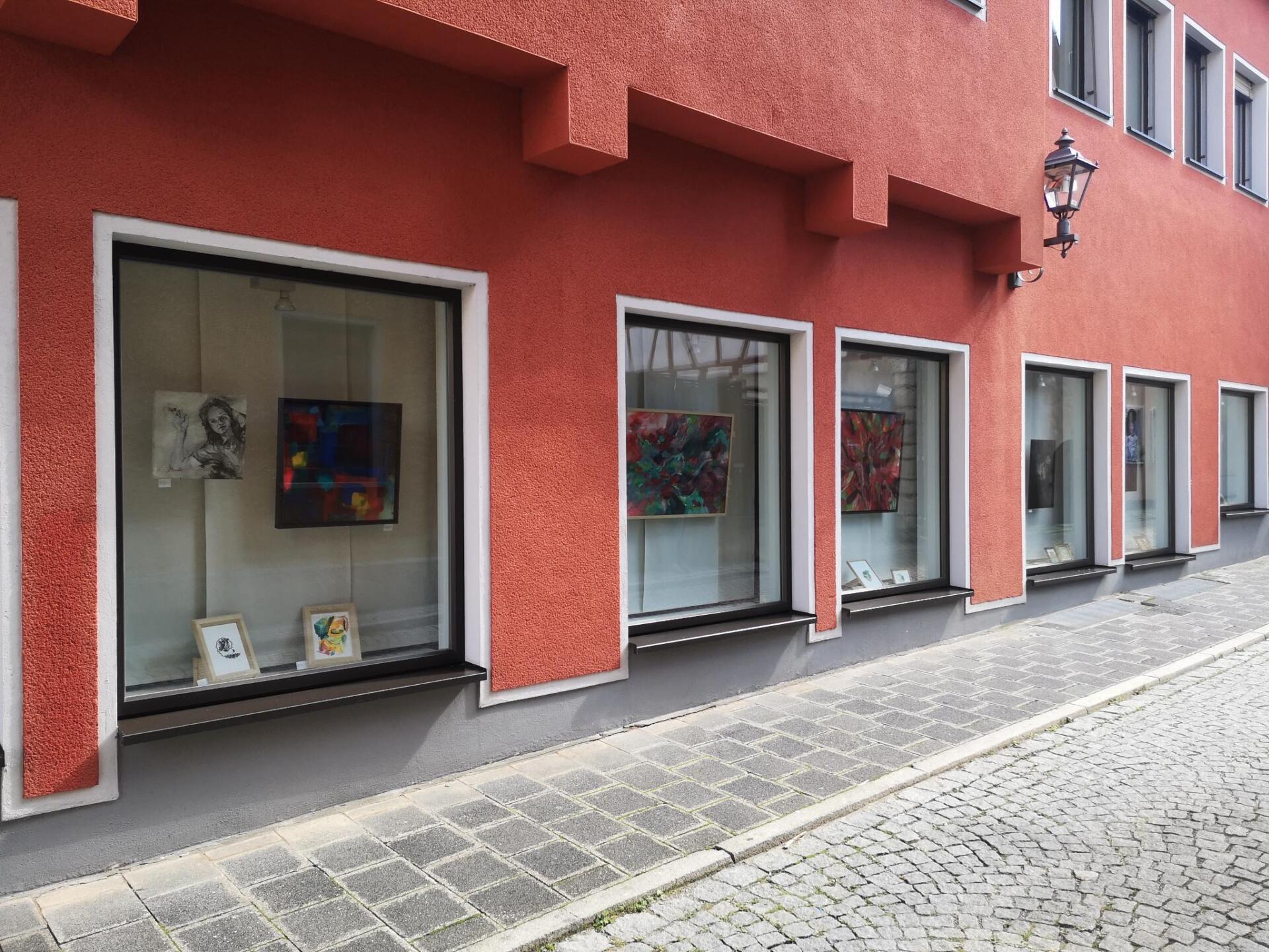 Kunstfenster der Raiffeisenbank in der Frankengasse in Hersbruck
