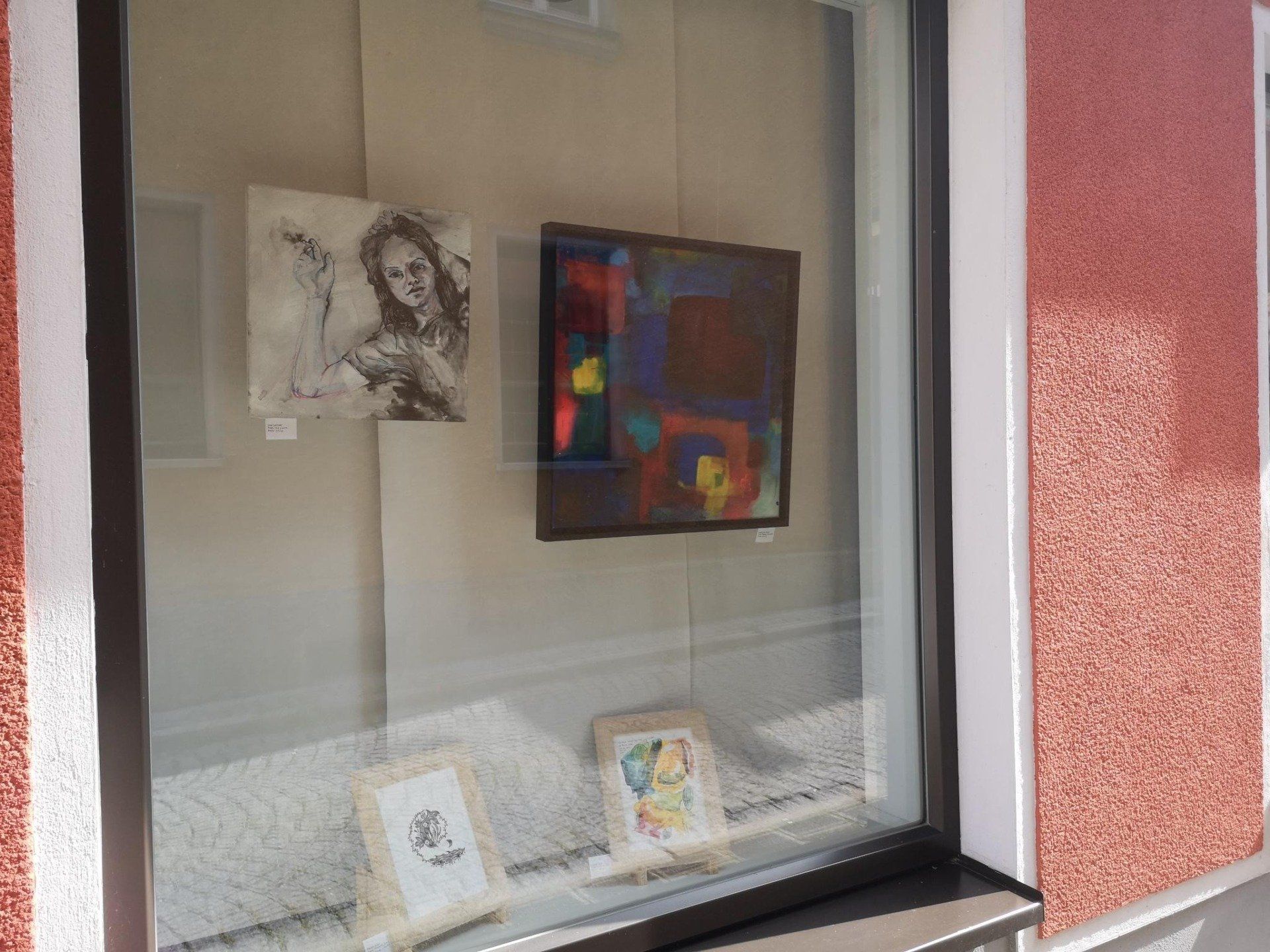 Kunstfenster der Raiffeisenbank in der Frankengasse in Hersbruck