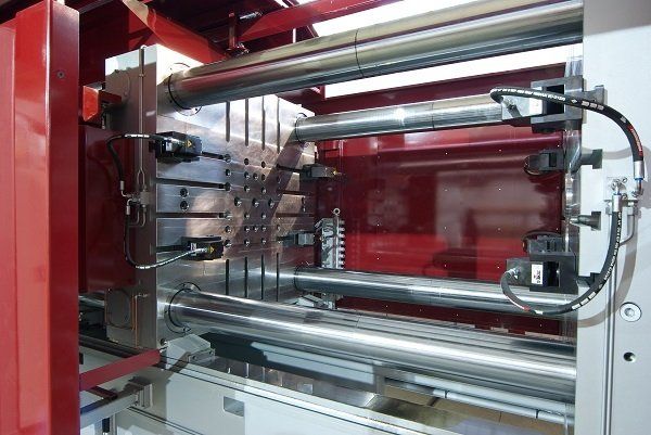 Nella fonderia di pressofusione il robot antropomorfo prende un pezzo appena fuso