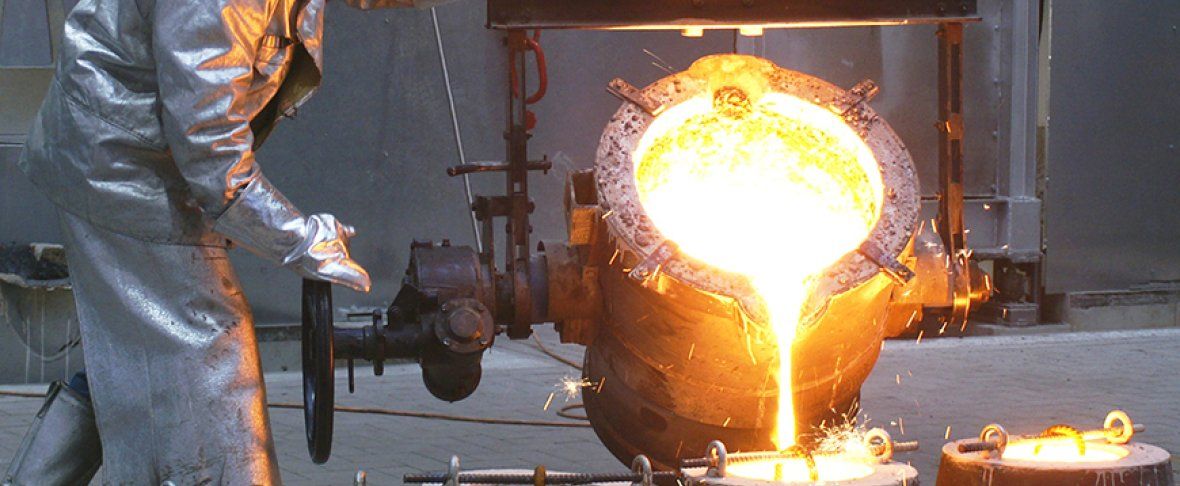 Una siviera carica di acciaio liquido viene versata negli stampi