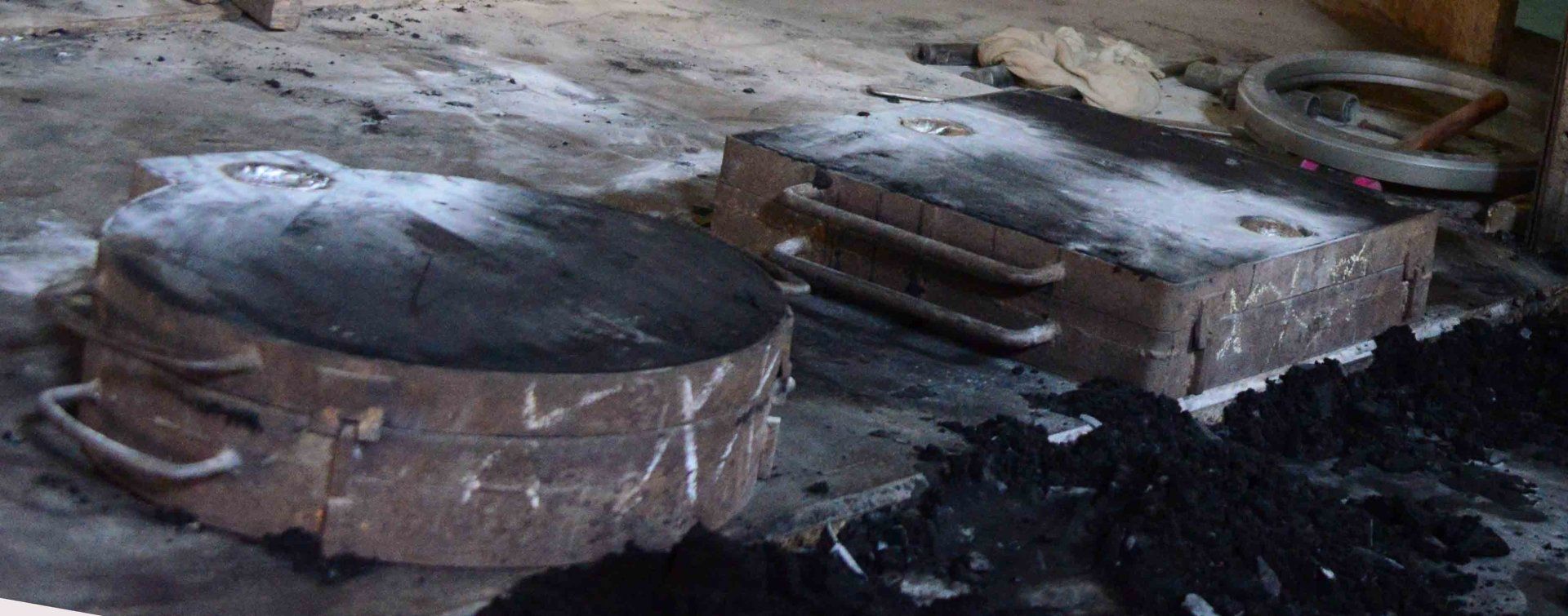 Staffe di terra attendono di essere riempite da una colata di ghisa