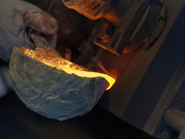 Lingotti di ottone sono pronti per essere fusi