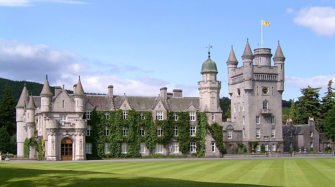 Schloss Balmoral in Schlottland (Foto:  Stuart Yeates from Oxford, UK, Balmoral Castle, CC BY-SA 2.0)
