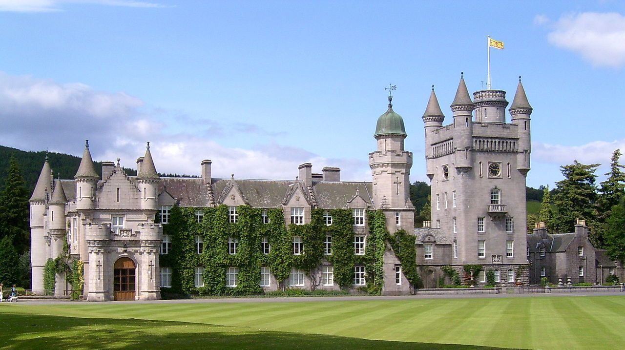 Schloss Balmoral in Schlottland (Foto:  Stuart Yeates from Oxford, UK, Balmoral Castle, CC BY-SA 2.0) Schloss Balmoral in Schlottland (Foto:  Stuart Yeates from Oxford, UK, Balmoral Castle, CC BY-SA 2.0)