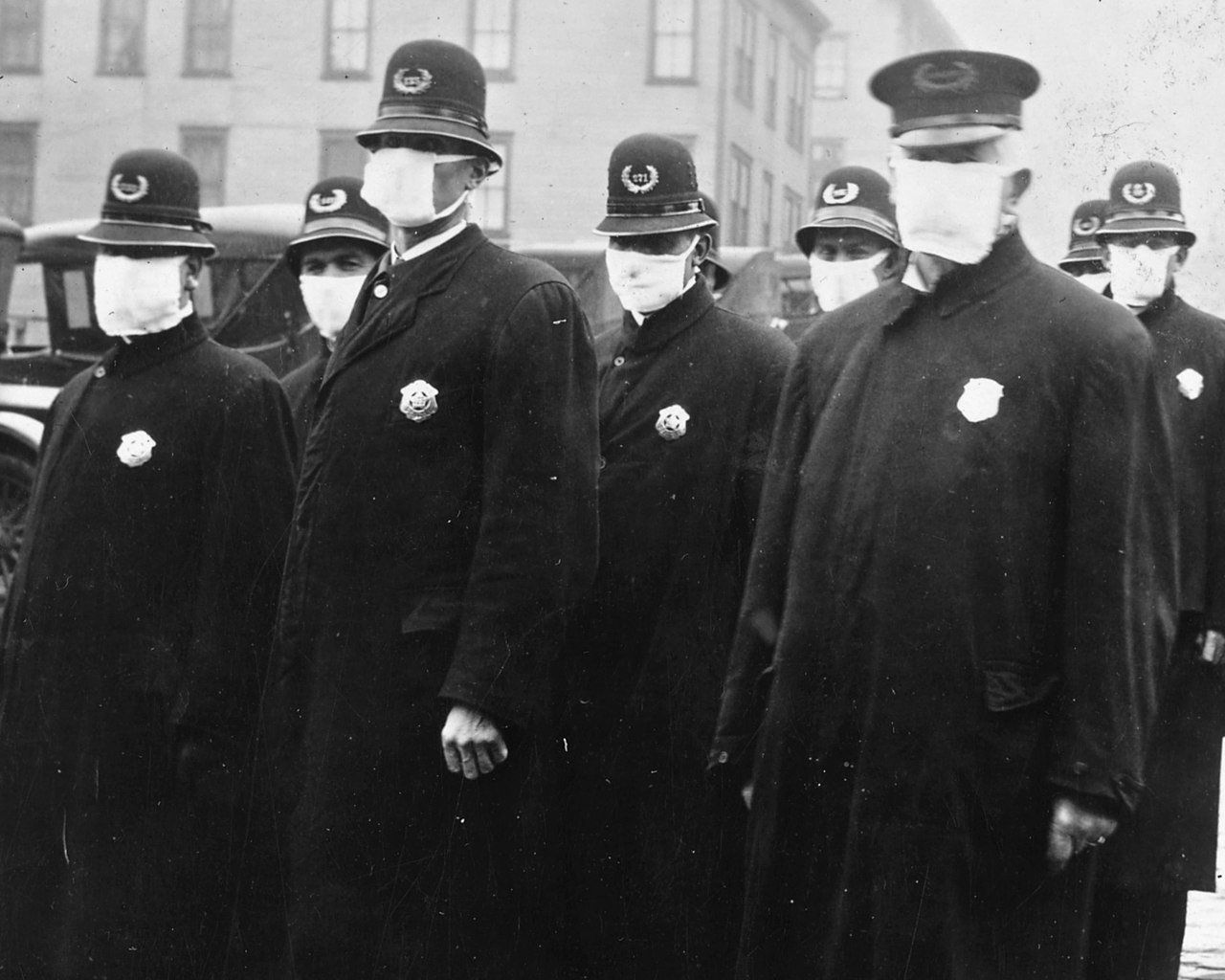 Polizisten in den USA tragen einen Mundschutz