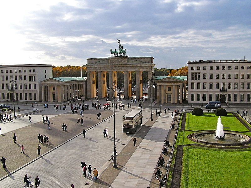 Auf dem Pariser Platz vor dem Brandenburger Tor in Berlin werden Charles und Camilla mit militärischen Ehren empfangen werden