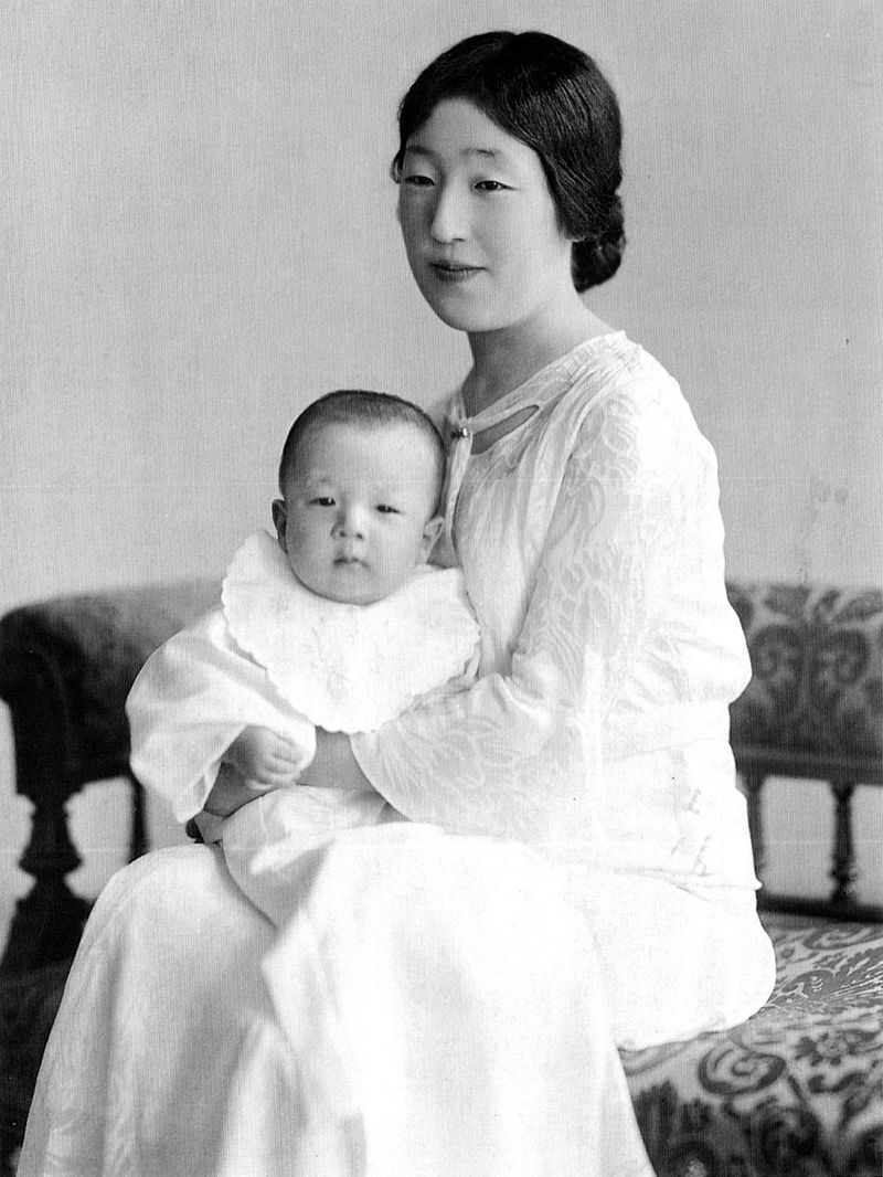 Kaiserin Kōjun mit ihrem Sohn Akihito, 1934