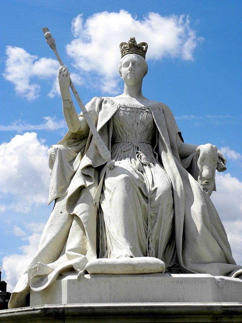 Statur Victorias vor dem Kensington Palace Statur Victorias vor dem Kensington Palace