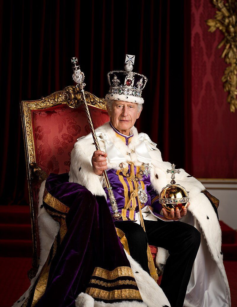 König Charles III. mit Zepter, Reichsapfel und Krone