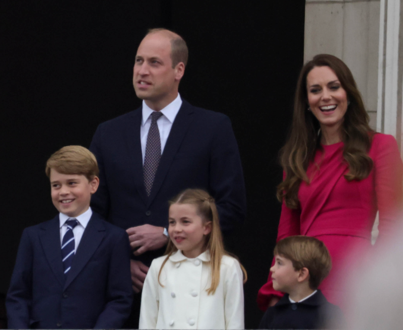 Prinz William, seine Ehefrau Kate und die drei Kinder George, Charlotte und Louis werden an der Krönung von Charles III. teilnehmen. Prinz William, seine Ehefrau Kate und die drei Kinder George, Charlotte und Louis werden an der Krönung von Charles III. teilnehmen.
