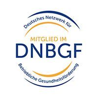 Logo Deutsches Netzwerk für Betriebliche Gesundheitsförderung in den Farben Blau & Orange