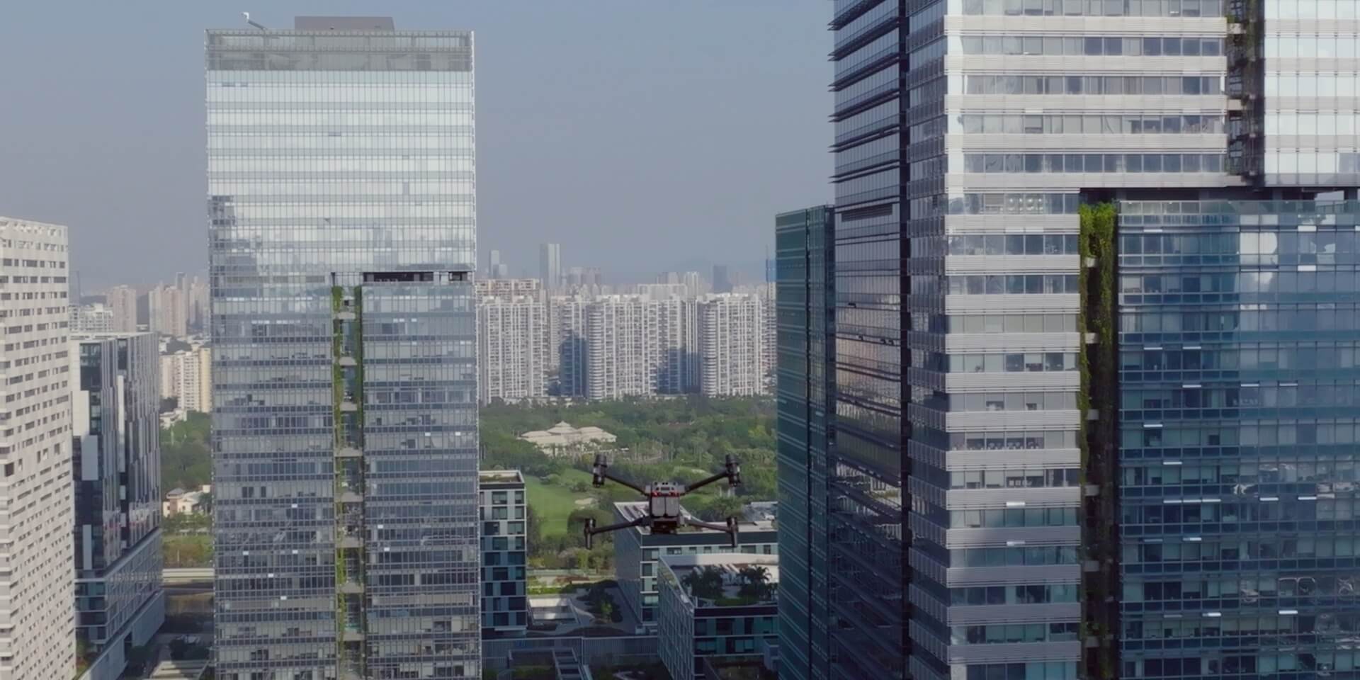 Respalda tu conexión con el módulo celular DJI, un adaptador 4G opcional que permite una transmisión de vídeo estable en entornos complejos o de trabajo remoto.