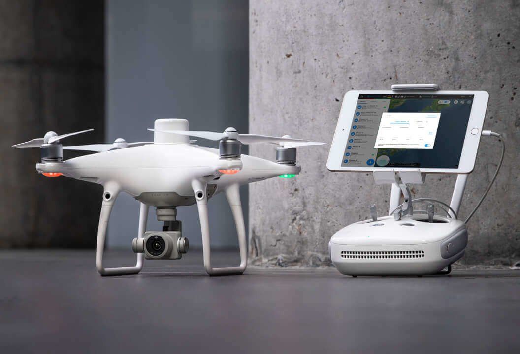 Los pilotos que tengan experiencia utilizando aplicaciones de terceros con drones de DJI podrán acceder al ecosistema de software para drones más amplio del mundo con su Phantom 4 RTK con el control remoto SDK. Se puede conectar un dispositivo Android o iOS compatible e instalar cualquier aplicación compatible del Mobile SDK de DJI para aprovechar todas las posibilidades del Phantom 4 RTK.