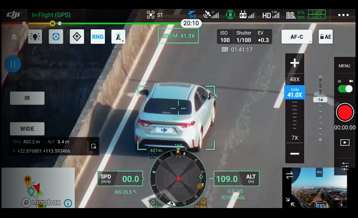 Identifica y sigue objetivos en movimiento como personas, vehículos o barcos con la función Smart Track (Seguimiento inteligente). El zoom automático se aplica para lograr un seguimiento y una visualización estables. La localización dinámica del objetivo se obtiene continuamente y se comparte con otro control remoto o DJI FlightHub.