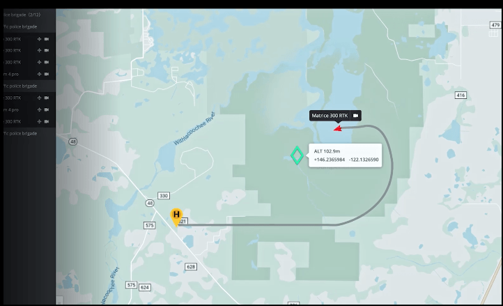 Marca un objeto en la cámara o en la visualización del mapa con tan solo un toque. Los algoritmos avanzados de fusión de datos obtendrán automáticamente sus coordenadas y las proyectarán en todas las vistas de cámara como un icono AR. La localización del objetivo se compartirá automáticamente con otro control remoto o con plataformas online, como DJI FlightHub.