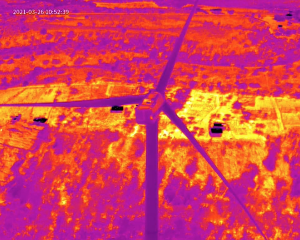 Entregando datos aéreos (imágenes) de áreas inaccesibles con resolución hasta 4k, térmicas y RGB para poder realizar seguimiento de activos importantes. Estos datos brindan una visión más cercana de estructuras y activos; lo cual ayuda a identificar la condición real de los equipos.