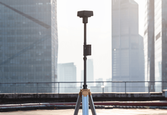 Complementa las misiones de tu Phantom 4 RTK con la estación móvil D-RTK 2 y consigue datos de posición relativa del dron en tiempo real para formar una solución de prospección precisa. También puedes usarlo como un explorador RTK para conseguir coordenadas precisas. El robusto diseño de la estación móvil y su sistema de transmisión OcuSync 2.0 garantizan una recopilación de datos de precisión centimétrica con tu Phantom 4 RTK en toda situación.