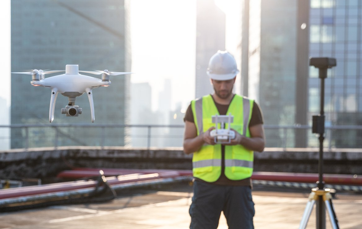 DJI se ha replanteado la tecnología de drones desde cero y ha introducido mejoras revolucionarias con las que es posible sentar nuevos estándares para la precisión con drones. El Phantom 4 RTK ofrece a sus usuarios información con un nivel de precisión centimétrico con menos puntos de control en tierra que los que eran necesarios previamente.