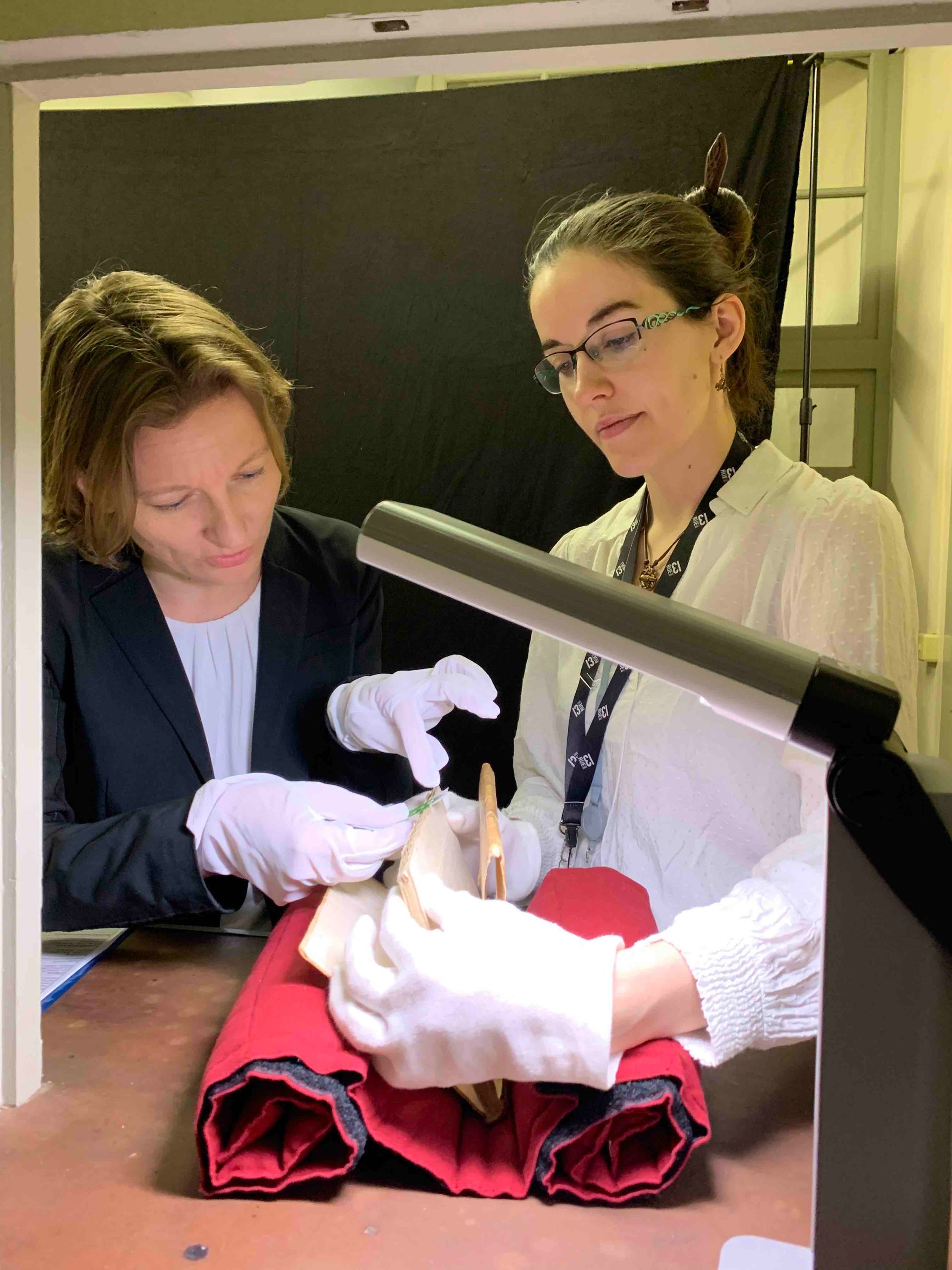 Publisher Charlotte Kramer at the institut de france ©Faksimile Verlag
