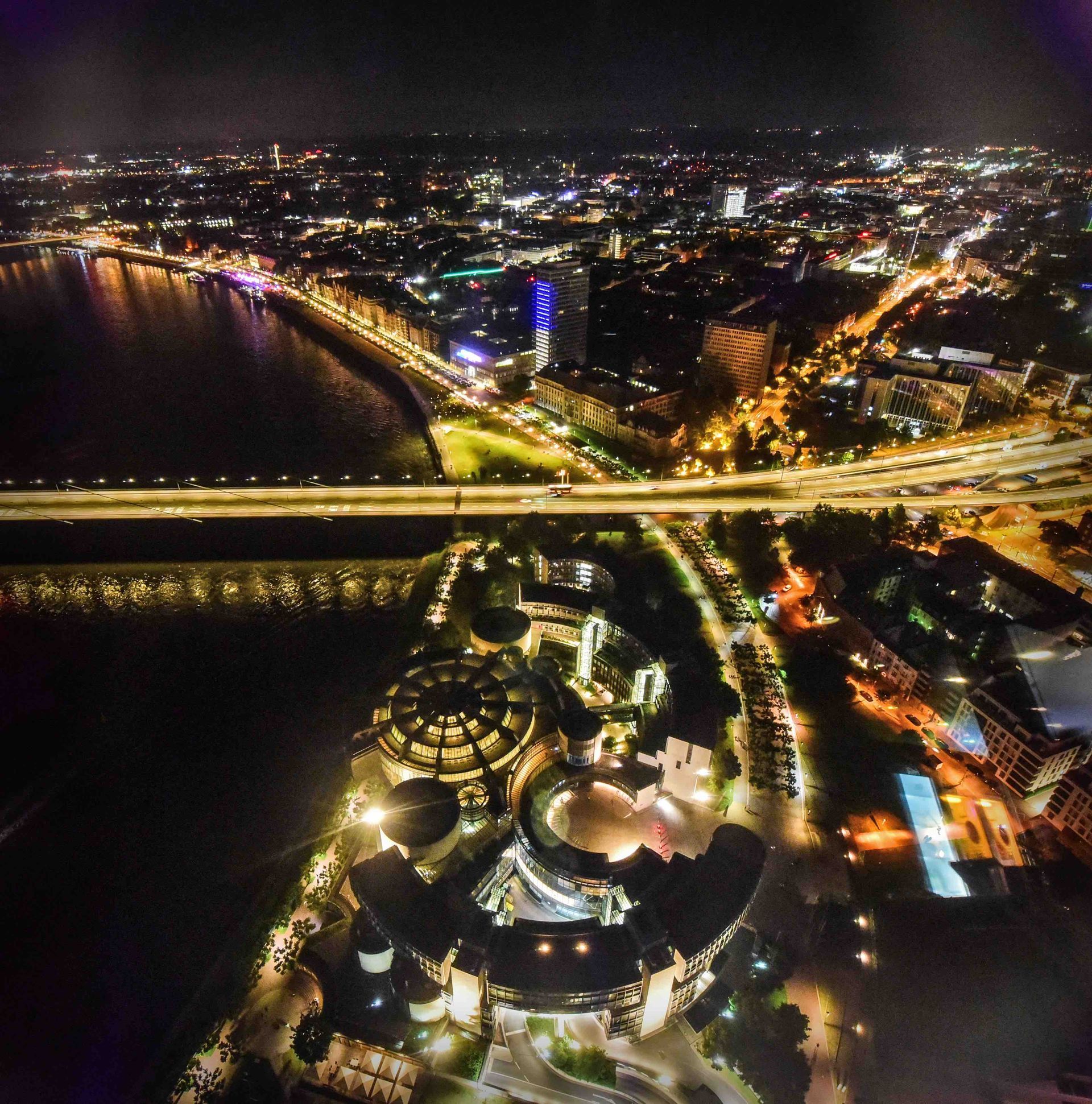 Publisher Charlotte Kramer at the institut de france ©Faksimile Verlag