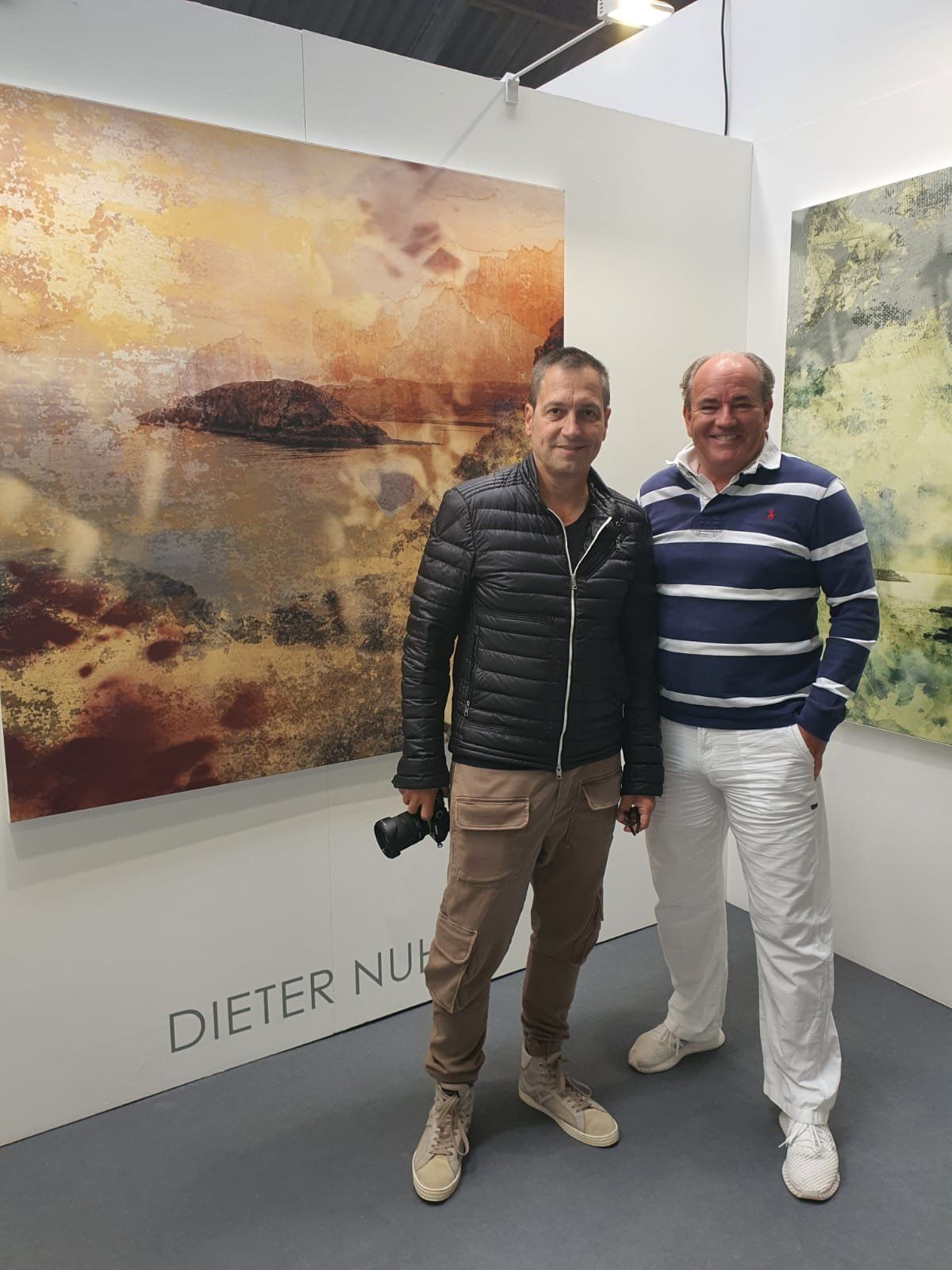 Dieter Nuhr in from of his own painting / Alethea Magazine ©Geuer&Geuer