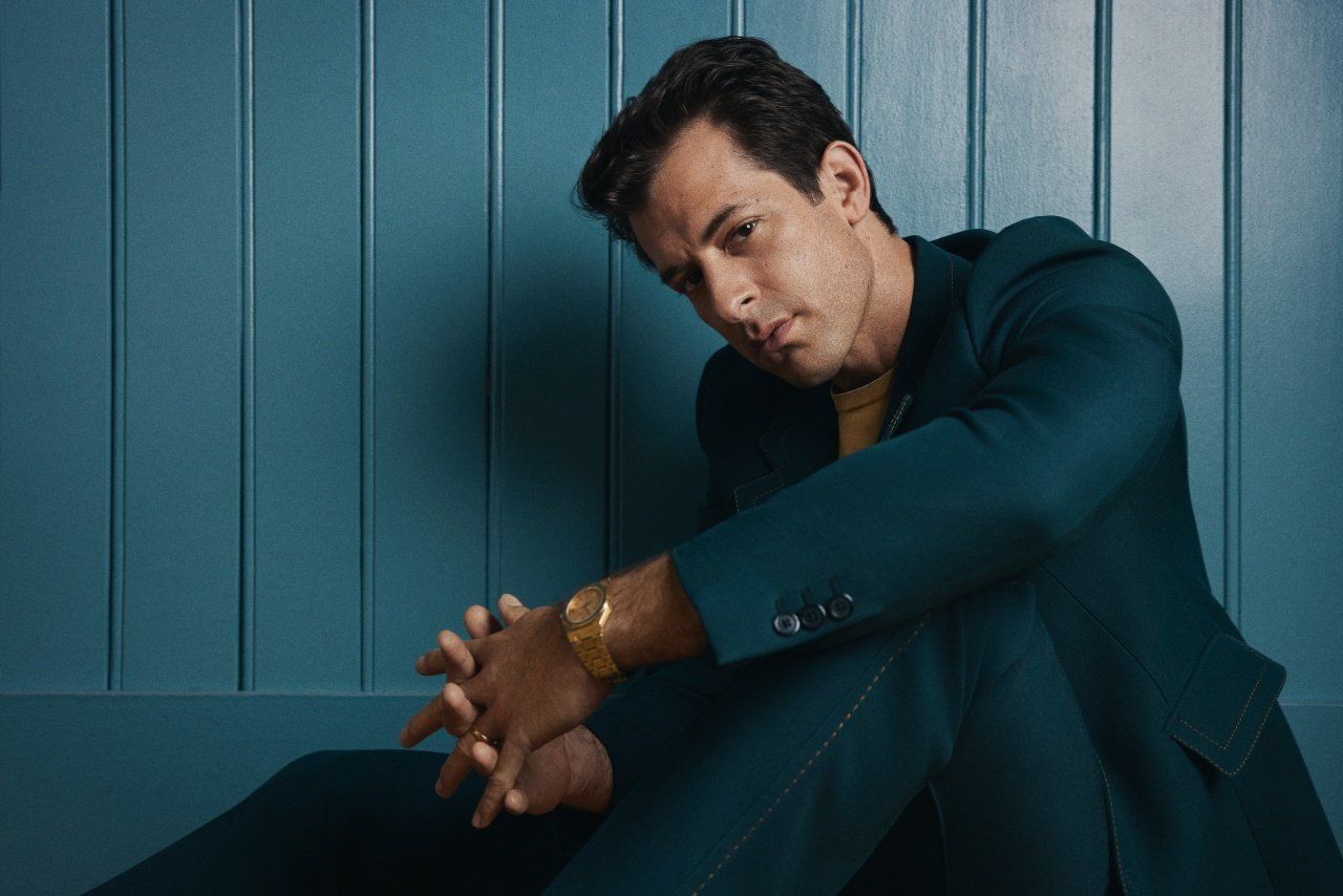 Artist Mark Ronson with his Audemars Piguet watch Mark Ronson 2022 Portrait ©Audemars Piguet - in Amour Fou & Art Magazine