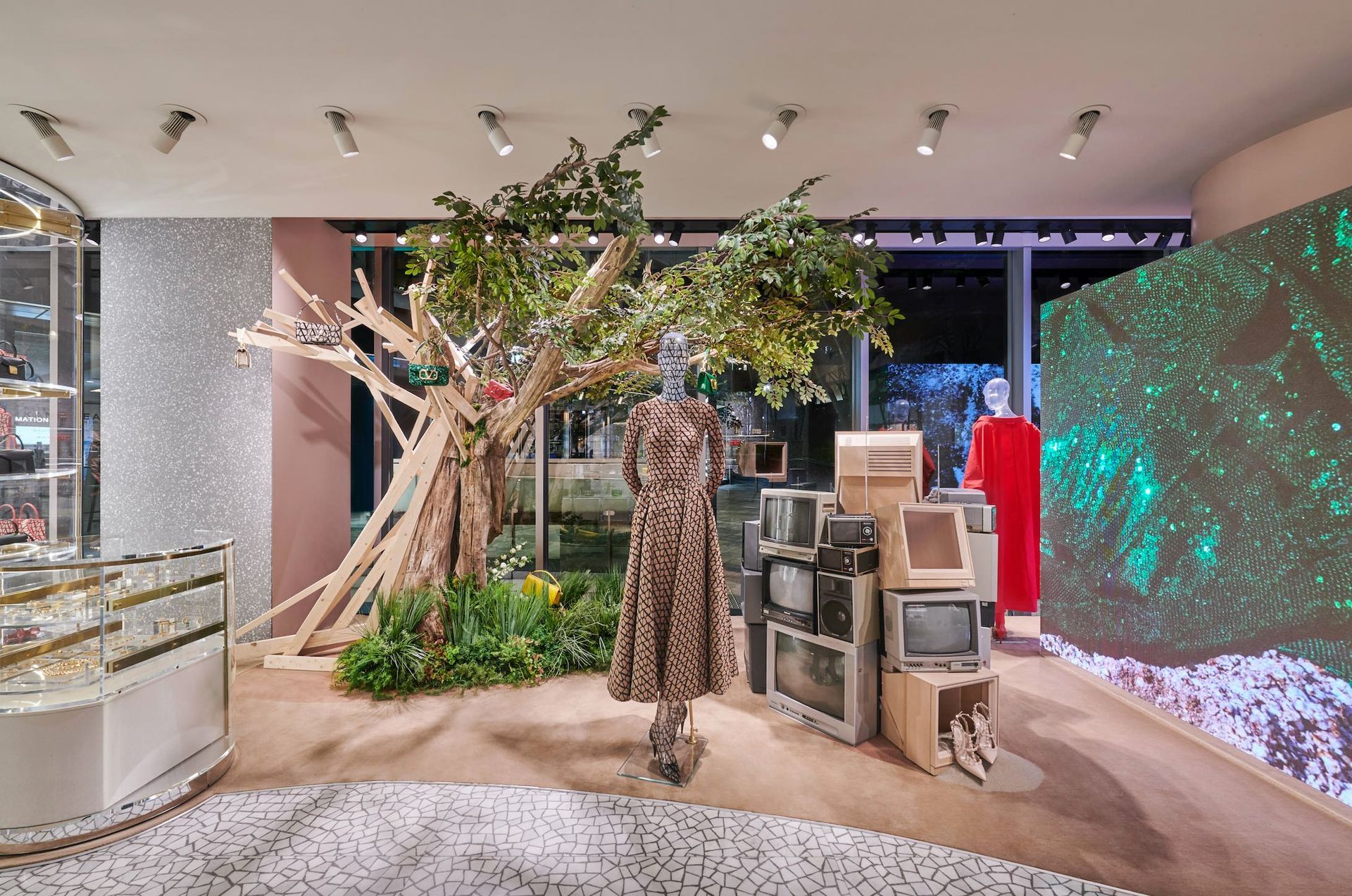 Publisher Charlotte Kramer at the institut de france ©Faksimile Verlag