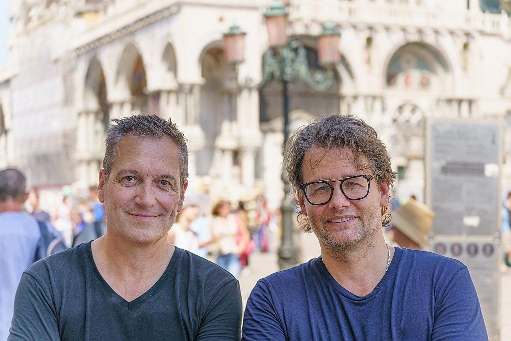 Directly on St Mark's Square in Venice: Dieter Nuhr and his gallerist Dirk Geuer from Düsseldorf gallery Geuer und Geuer Rights: Geuer und Geuer - Alethea Magazine