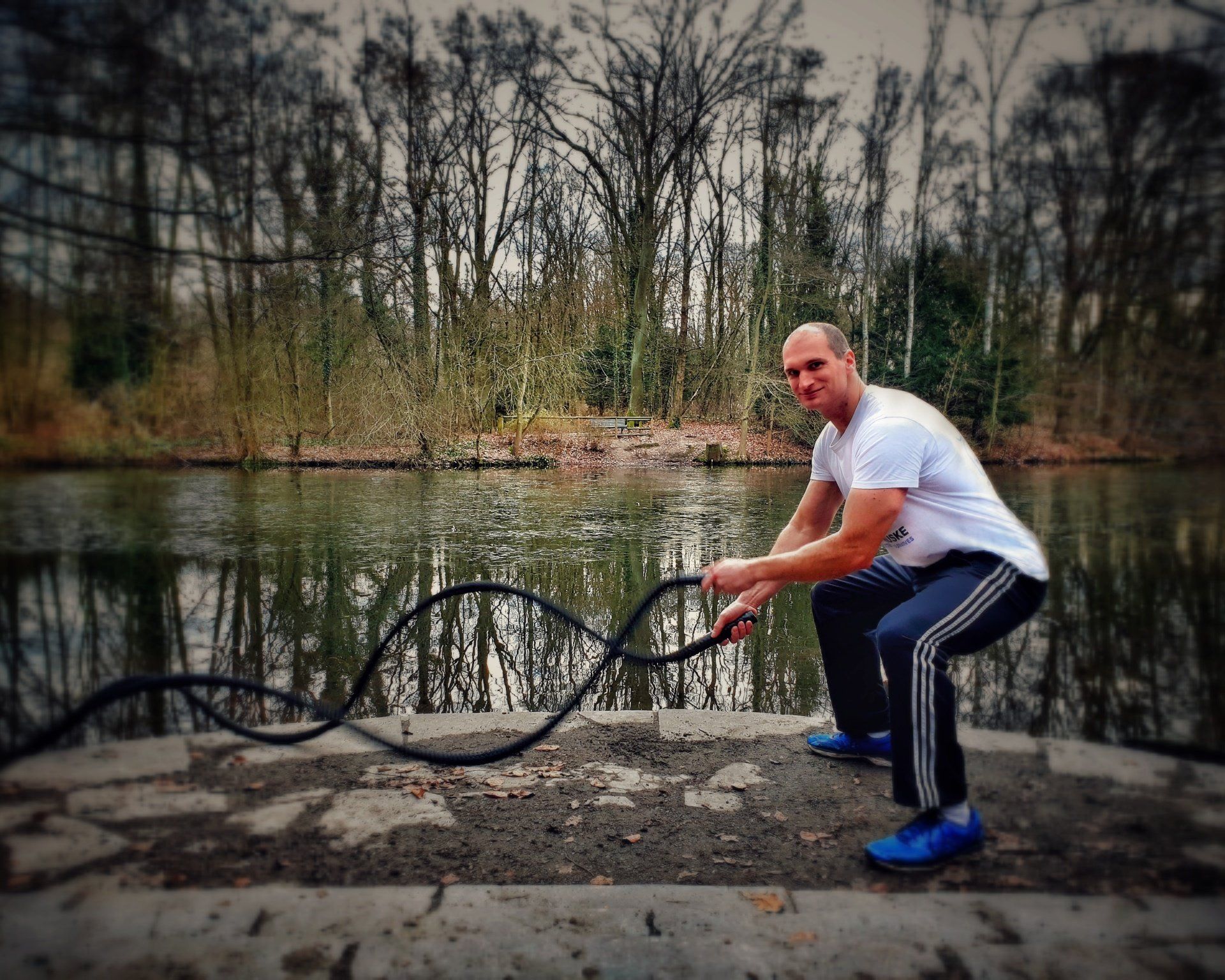 Personal Training Berlin mit Personal Trainer Benjamin Müske, der gerade eine Übung mit dem Battle Rope vormacht