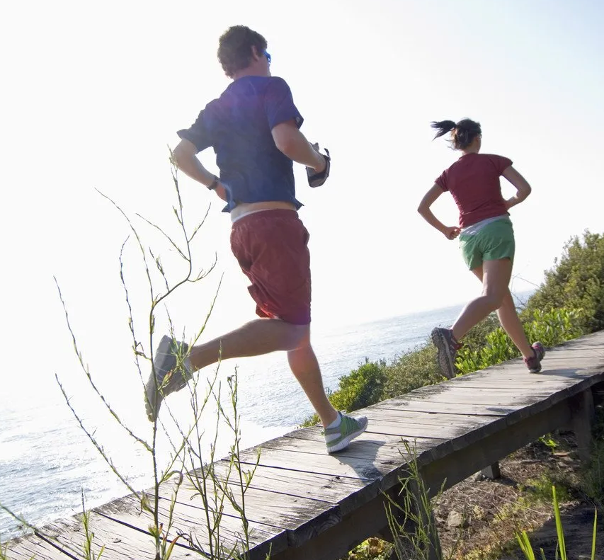 Personal Training Duo Berlin, Potsdam, Oberhavel mit einem Mann und einer Frau, die gemeinsam in der Natur Cardio (Ausdauertraining) machen