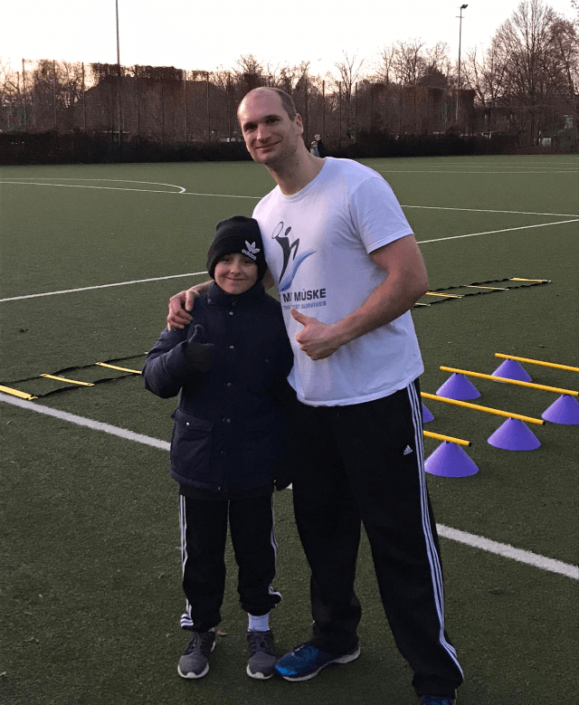 Athletiktraining und Athletenbetreuung in Berlin, Potsdam, Oderhavel mit dem Athletiktrainer Benjamin Müske mit seinem Athleten in der Athletenbetreuung am Ende der Trainingseinheit in Berlin Reinickendorf Tegel