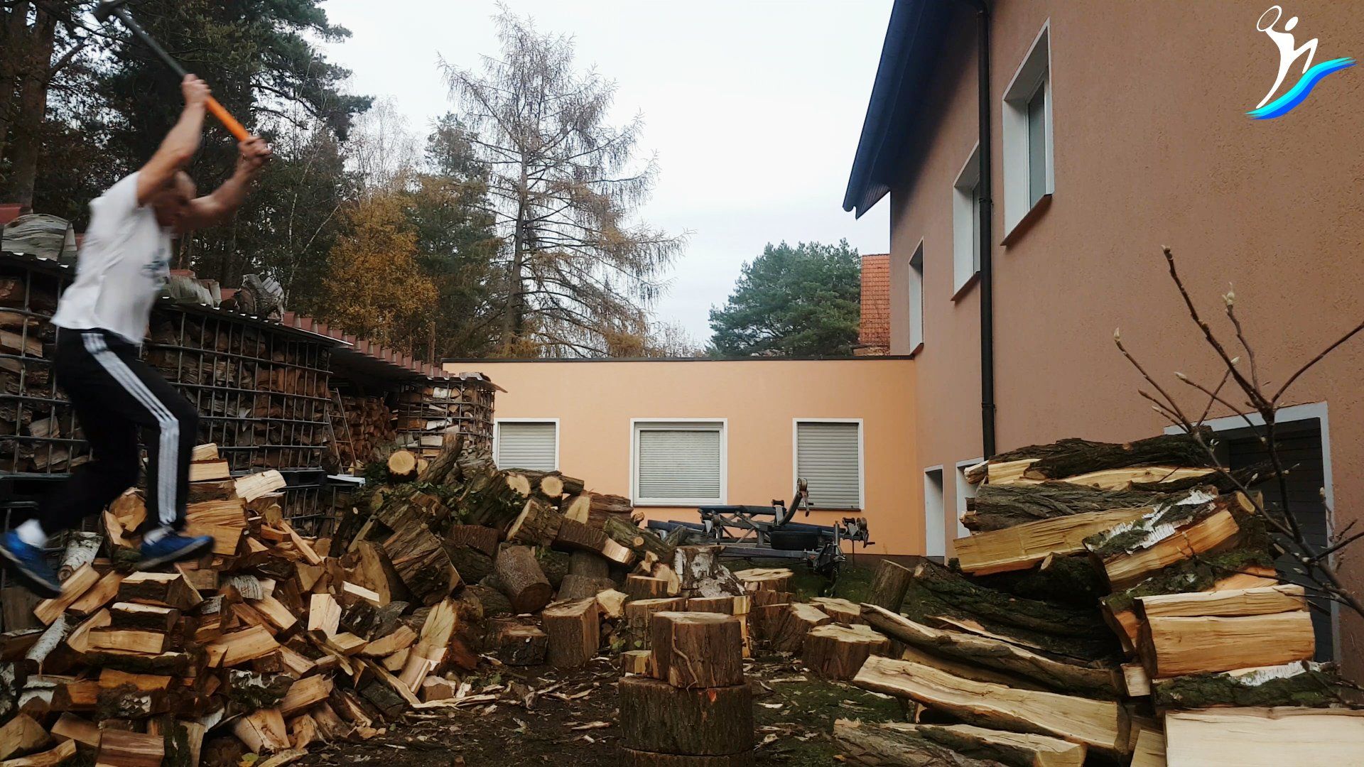 Personal Training Berlin, Potsdam, Oberhavel mit Benjamin Müsk, der gerade im Luftsprung sein Holz versucht zu hacken, um Stress- oder Aggressionen abzubauen.