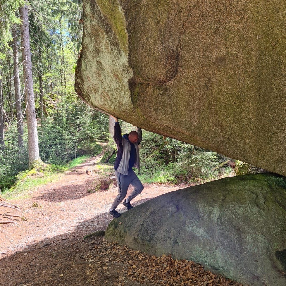 Personal Trainer Benjamin beim Outdoortraining mit Gewichten (hier ein Stein)
