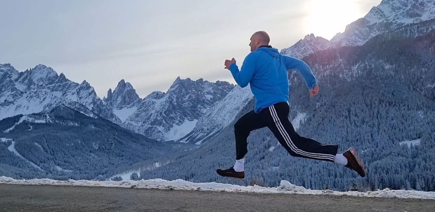 Bergsprint in wunderschöner Berglandschaft mit Personal Trainer Benjamin Müske im Vordergrund