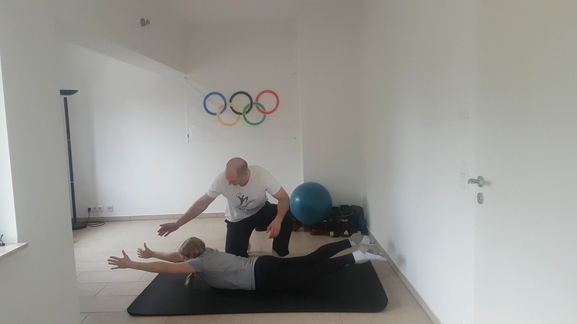 Personal Training Berlin mit Personal Trainer Benjamin Müske, der gerade mit einer Kundin eine Rückenstabilisationsübung durchführt