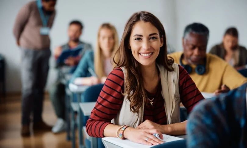 Estudiar en línea, ofrece muchos beneficios que pueden adaptarse a las necesidades y circunstancias
