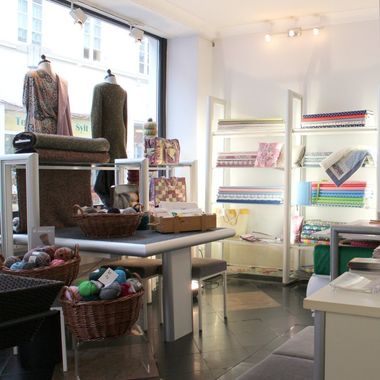 Hier sehen Sie einen Einblick in die Maßschneiderei Nadelstich in 67346 Speyer, Anschrift: Roßmarktstraße 1b Die Maßschneiderei in Speyer fertigt individuelle Kleidungsstücke passend zur Jahreszeit, mit hochwertigen Materialien ganz nach ihren Wünschen und Vorstellungen