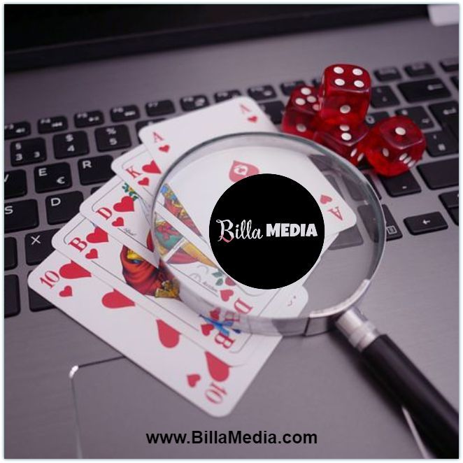 Rote Kartenspielkarten auf der eine Lupe das Billa Media Logo vergrößert, daneben rote Würfel.