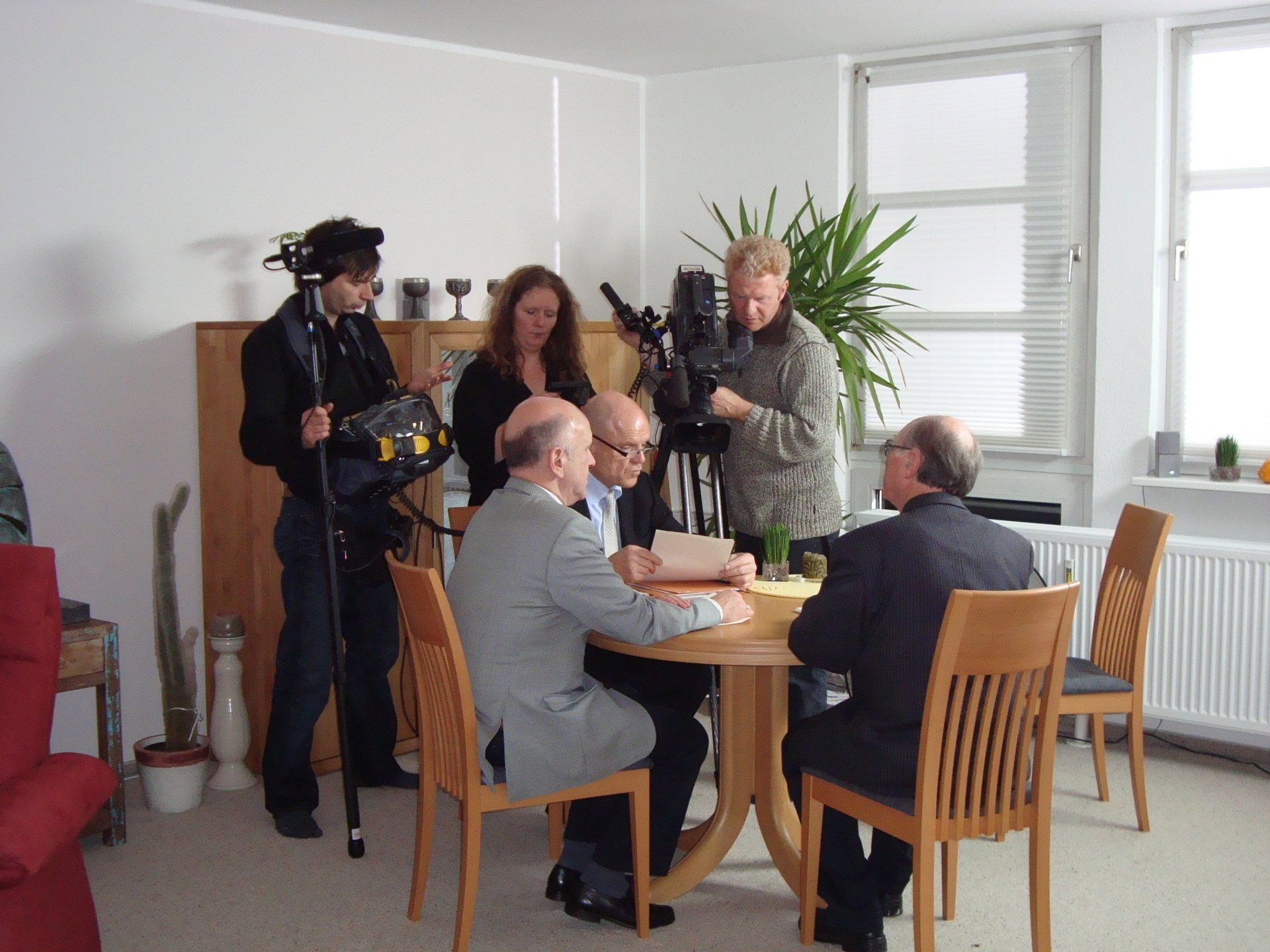 Rainer Obenauer, Dr. Otto Hauck und Dr. Rudiger Leidner bei der Dreharbeite ZDF Rainer Obenauer, Dr. Otto Hauck und Dr. Rudiger Leidner bei der Dreharbeite ZDF als Referent auf der Fachmesse REHAB