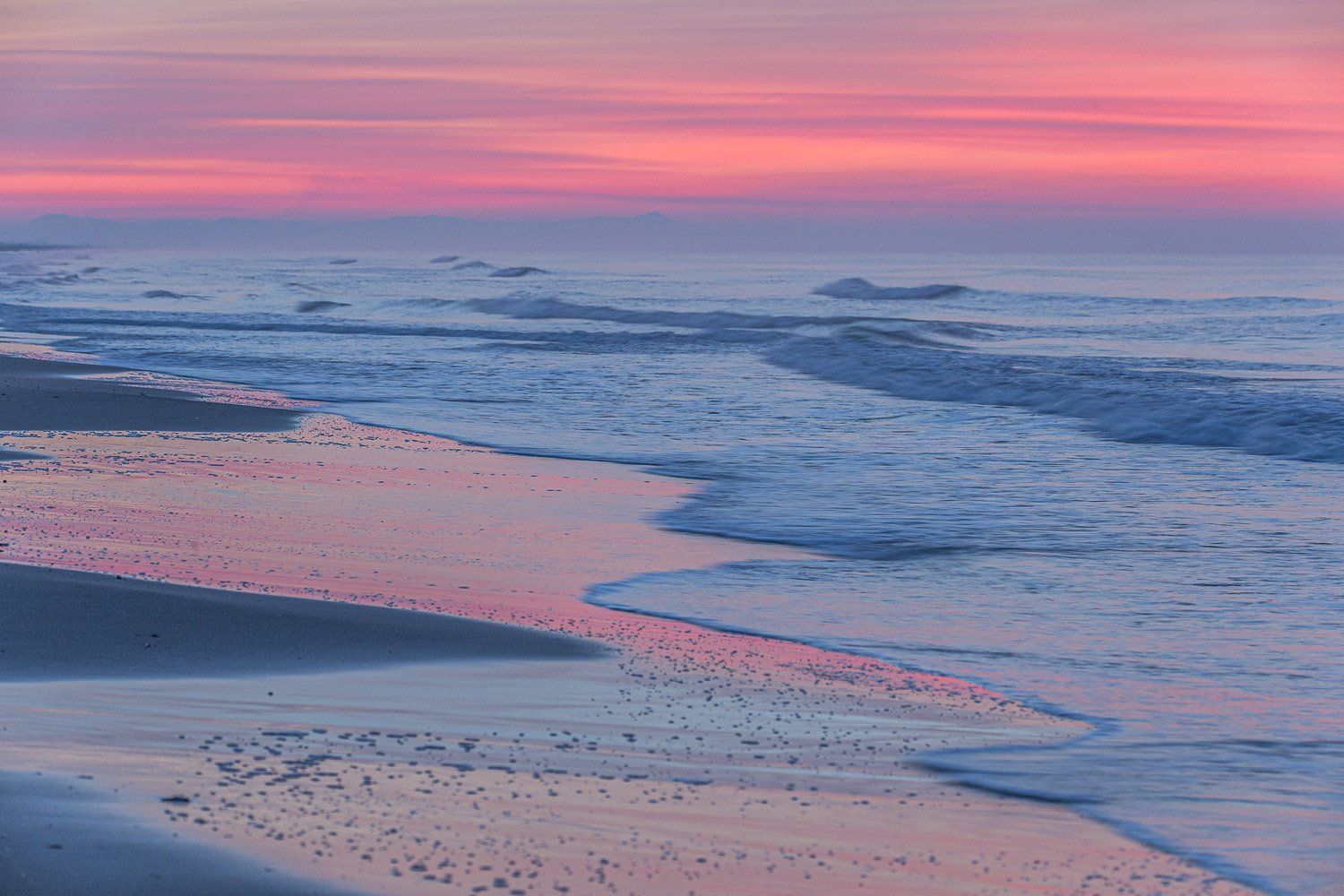 Plage de sable au lever du soleil