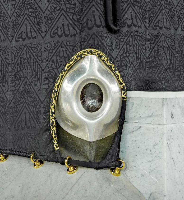 ce trou symbolise le vagin de la femme Pierre noire horizon-spirituel.com