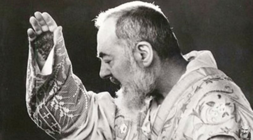 Une telle valeur à ses bénédictions Padre Pio bénissant horizon-spirituel.com
