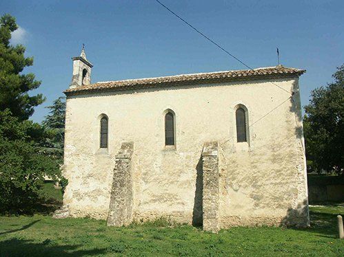 une humble chapelle, mais lieu de pélerinage important Chapelle Pierre de Luxembourg horizon-spirituel.com