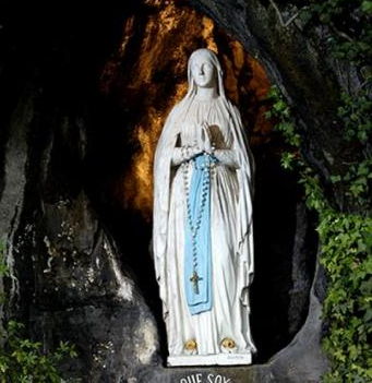 Dans son rocher, à Lourdes Vierge Marie horizon-spirituel.com