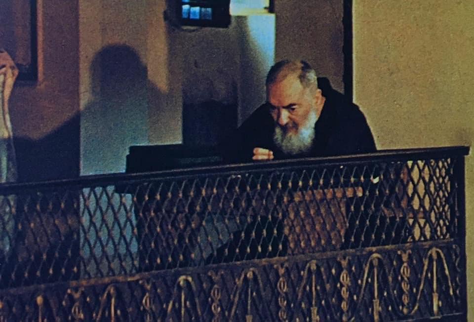 Padre Pio priant horizon-spirituel.com