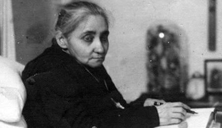 concentrée sur la dictée de Jésus Luisa écrivant horizon-spirituel.com