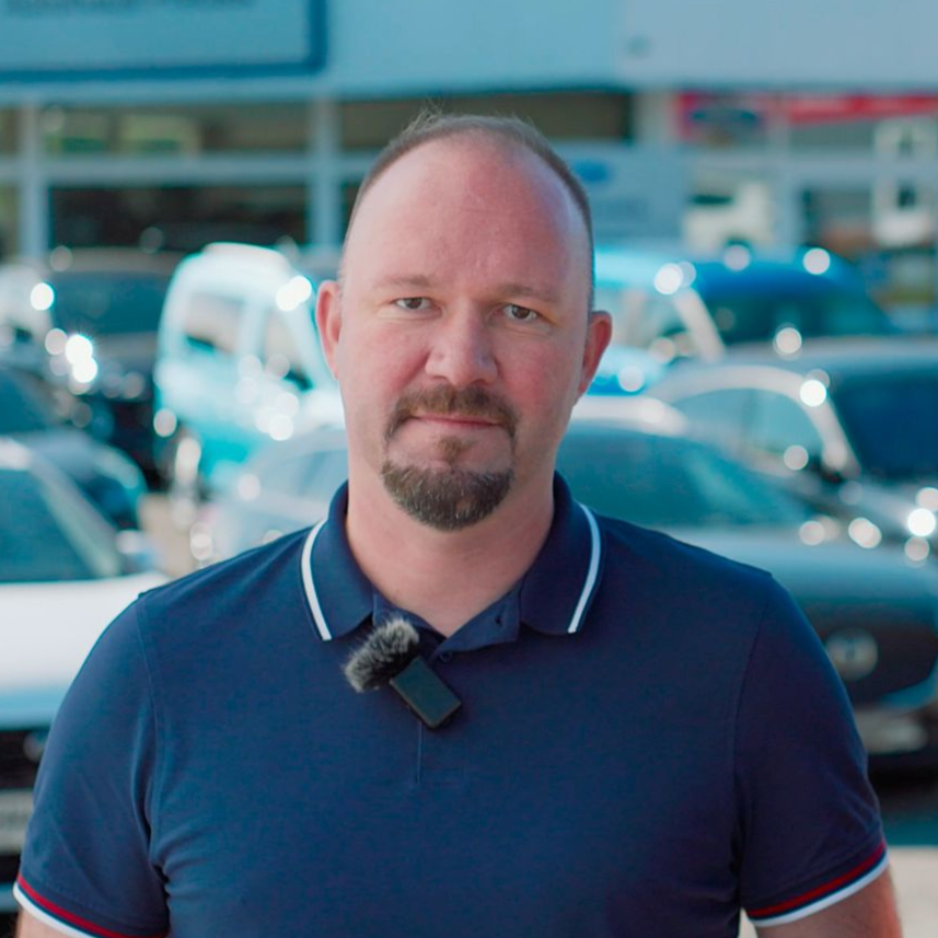 Portrait von Michael Preuss (Geschäftsführung) vor Fahrzeugen auf dem Hof vom Autohaus Preuss