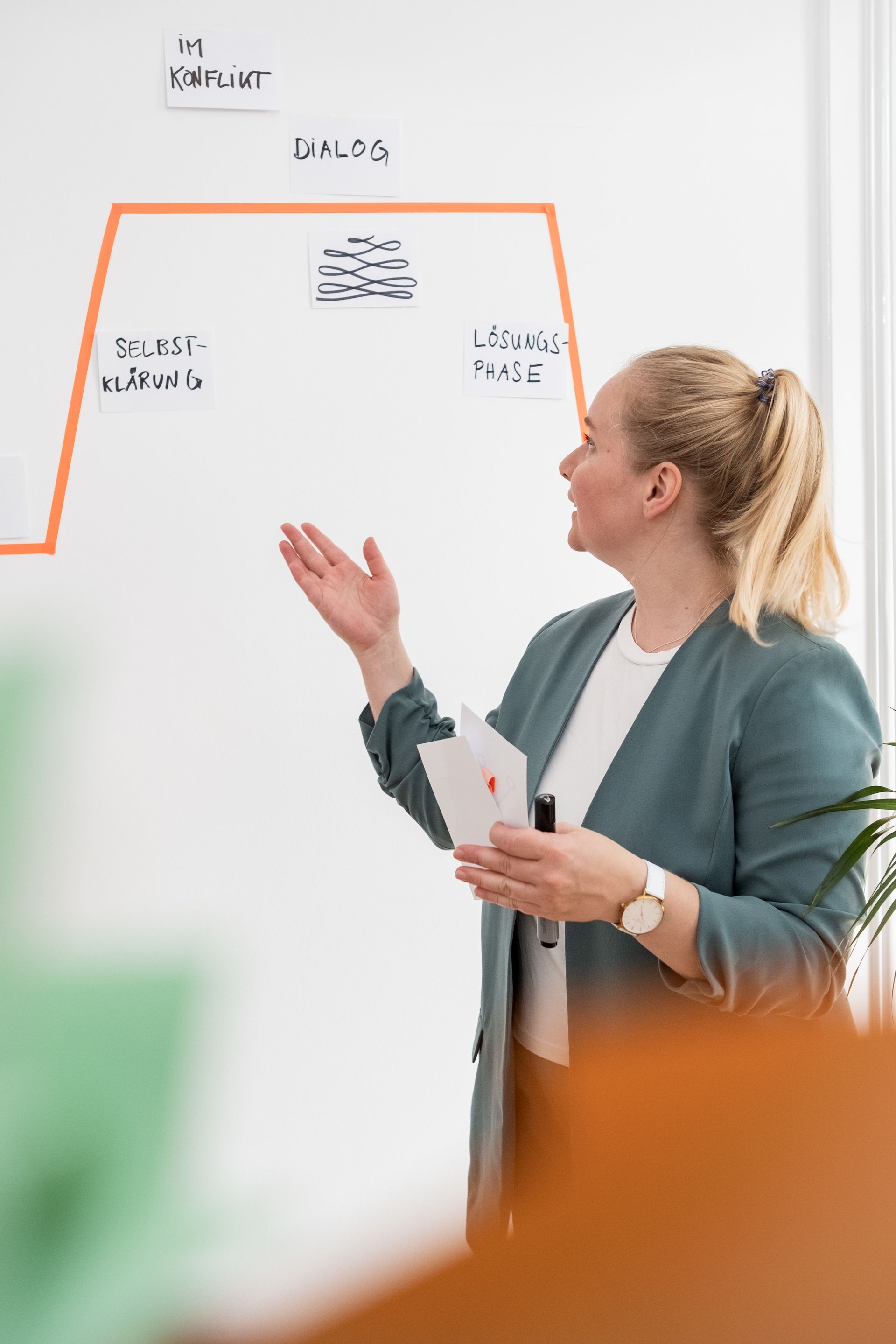 Katharina Speckmann vor einer Präsentation