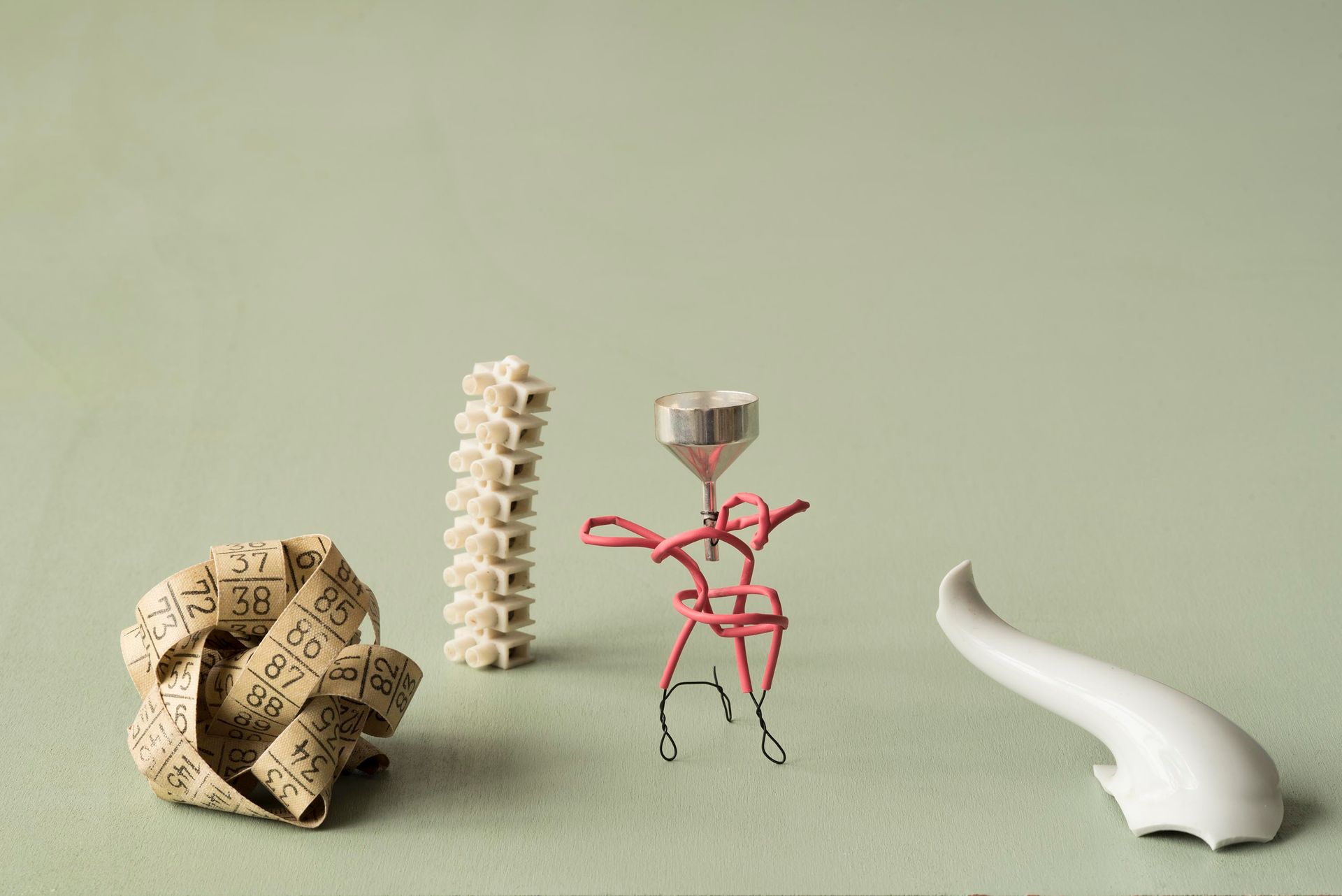 verschiedene kleine Figuren zu einer Gruppe zusammengestellt. In der Mitte eine rote Drahtfigur